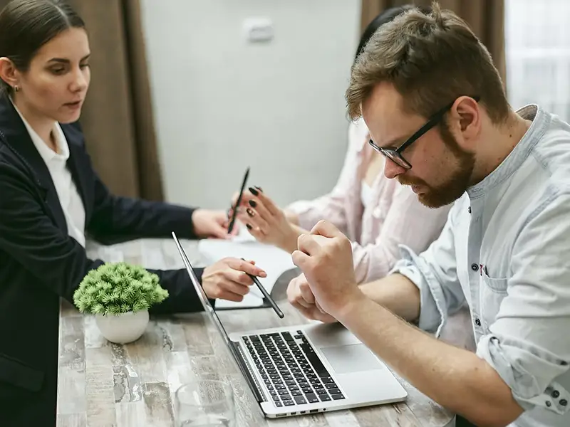 Elsiarc - Discussion over a computer